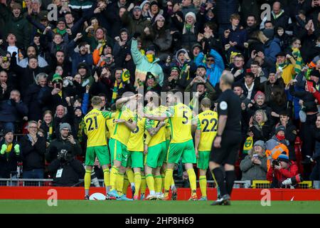 Liverpool, Großbritannien. 19th. Februar 2022. Spieler von Norwich City umgeben Milot Rashica aus Norwich City (behindert), um zu feiern, nachdem er seinem Team 1st Tor erzielte. Premier League Spiel, Liverpool gegen Norwich City am Samstag, 19th. Februar 2022, Anfield in Liverpool. Dieses Bild darf nur für redaktionelle Zwecke verwendet werden. Nur zur redaktionellen Verwendung, Lizenz für kommerzielle Nutzung erforderlich. Keine Verwendung in Wetten, Spielen oder einem einzigen Club / Liga / Spieler Publikationen. PIC von Chris Stading / Andrew Orchard Sport Fotografie / Alamy Live News Kredit: Andrew Orchard Sport Fotografie / Alamy Live News Stockfoto