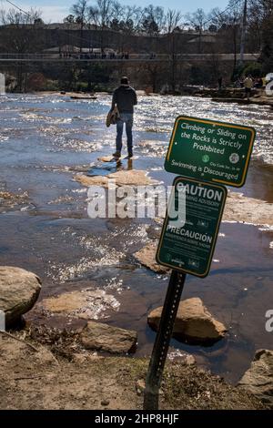 Falls Park on the Reedy ist ein toller Ort in der Innenstadt für ein Wochenende in Greenville, South Carolina mit Wanderwegen, Wasserfällen, Restaurants, Geschäften und Gärten. Stockfoto