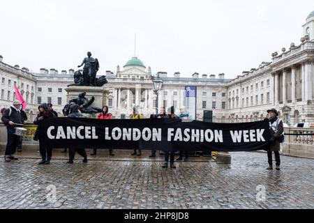 London, Großbritannien. 19th. Februar 2022. Extinction Rebellion Fashion-Proteste vor dem Somerset House während der London Fashion Week. Die Demonstranten schärfen das Bewusstsein für die Auswirkungen der Modeindustrie auf den Klimawandel. Quelle: Joao Daniel Pereira Stockfoto