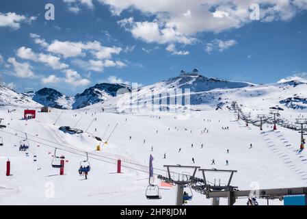 Gesamtansicht der Sierra Nevada, Granada, Andalusien, Spanien mit der Sternwarte im Hintergrund an einem sonnigen Tag mit Wolken Stockfoto