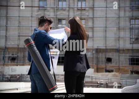 Zwei Geschäftspartner haben Schwierigkeiten, sich gegenseitig den Plan zu erklären Stockfoto