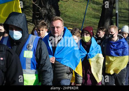 Lviv, Ukraine. 19th. Februar 2022. Der Bürgermeister von Lemberg, Andriy Sadovyi, wurde während des Einheits-marsches an der Grenze zwischen der Ukraine und Russland gesehen. Der marsch der Einheit begann in der Nähe des Denkmals von Ivan Franko und endete mit der Aufführung der Nationalhymne am Denkmal der Himmlischen Hundert Helden. Die Veranstaltung zeigte die Bereitschaft der Ukrainer, sich der russischen Aggression zu widersetzen. (Foto von Mykola Tys/SOPA Images/Sipa USA) Quelle: SIPA USA/Alamy Live News Stockfoto