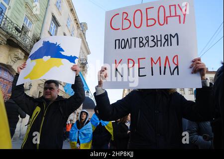 Lviv, Ukraine. 19th. Februar 2022. Die Ukrainer sahen während des Einheits-marsches an der Ukraine-Russland-Grenze Plakate halten, die ihre Meinung zum Ausdruck brachten.der Einheits-marsch begann in der Nähe des Denkmals von Ivan Franko und endete mit der Aufführung der Nationalhymne am Denkmal der Himmlischen Hundert Helden. Die Veranstaltung zeigte die Bereitschaft der Ukrainer, sich der russischen Aggression zu widersetzen. (Foto von Mykola Tys/SOPA Images/Sipa USA) Quelle: SIPA USA/Alamy Live News Stockfoto