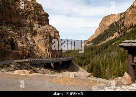 Brücke auf der Grand Loop Road, die durch den Golden Gate Canyon im Yellowstone National Park führt, Wyoming nach Norden, horizontal Stockfoto