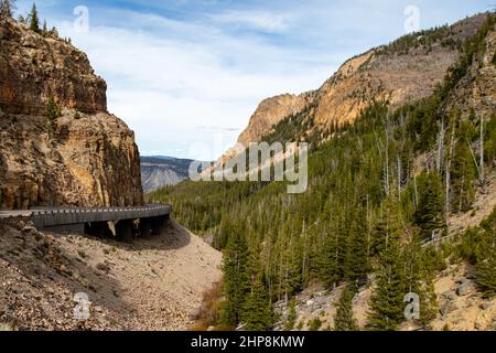 Brücke auf der Grand Loop Road, die durch den Golden Gate Canyon im Yellowstone National Park, Wyoming, horizontal verläuft Stockfoto