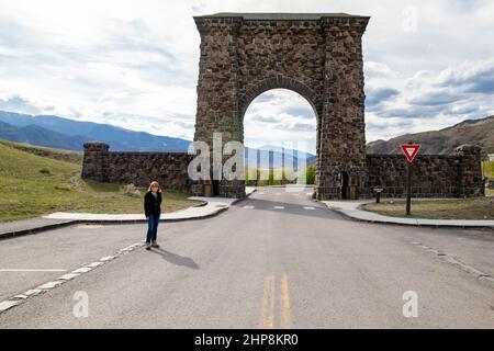 Gardiner, Montana, USA, 27th. Mai 2021: Tourist am historischen Roosevelt Arch in Montana an der North Entrance Road im Yellowstone National Park, Horizon Stockfoto