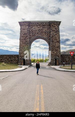 Gardiner, Montana, USA, 27th. Mai 2021: Tourist am historischen Roosevelt Arch in Montana an der North Entrance Road im Yellowstone National Park, vertica Stockfoto