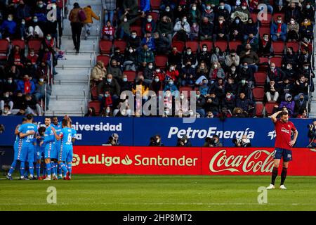 Die Spieler von Atletico de Madrid feiern das Tor, das Correa während des La Liga Santander-Spiels zwischen CA Osasuna y Club Atletico de Madrid (0-3) im Estadio El Sadar in Pamplona, Spanien, erzielt hat. Kredit: Iñigo Alzugaray/Alamy Live Nachrichten Stockfoto