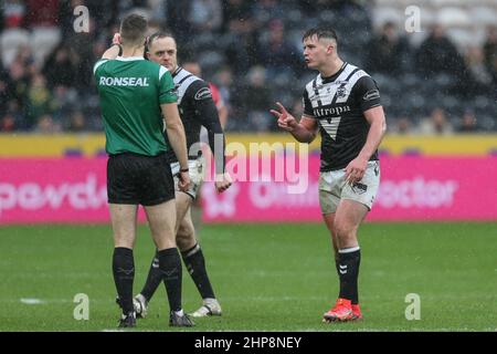 Connor Wynne (23) vom Hull FC spricht am 2/19/2022 mit dem Schiedsrichter Chris Kendall in. (Foto von David Greaves/News Images/Sipa USA) Quelle: SIPA USA/Alamy Live News Stockfoto