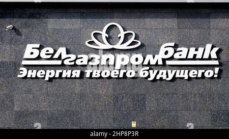 MINSK, WEISSRUSSLAND - 19. Februar 2022: Ein Schild auf dem Gebäude des Hauptgebäudes der Belgazprombank in Minsk. Stockfoto