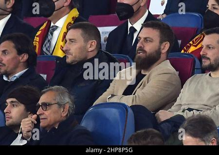 Olympiastadion, Rom, Italien. 19th. Februar 2022. Serie A Championship Football, Roma gegen Verona; Francesco Totti und Daniele de Rossi an den Tribünen Credit: Action Plus Sports/Alamy Live News Stockfoto