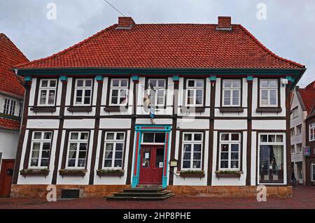 Lingen, Niedersachsen, Deutschland - Feb 8 2022 - ein altes Fachwerkgebäude im historischen Stadtzentrum von Lingen. Es heißt 'Alte Posthalterei'. Stockfoto