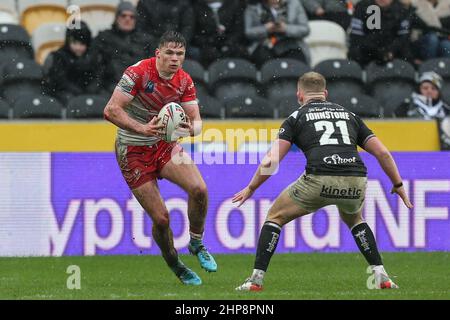 Jack Welsby (1) von St. Helens läuft an Jordan Johnstone (21) von Hull FC Stockfoto