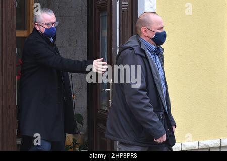 (220219) -- ZAGREB, 19. Februar 2022 (Xinhua) -- Darko Horvat (L), kroatischer Bauminister, verlässt am 19. Februar 2022 in Begleitung der Polizei in Donja Dubrava, Kroatien, sein Haus. Horvat wurde am Samstag wegen mutmaßlichen Machtmissbrauchs verhaftet, als er 2018 Wirtschaftsminister war. (Vjeran Zganec Rogulja/PIXSELL via Xinhua) Stockfoto