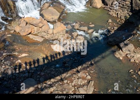 Falls Park on the Reedy ist ein toller Ort in der Innenstadt für ein Wochenende in Greenville, South Carolina mit Wanderwegen, Wasserfällen, Restaurants, Geschäften und Gärten. Stockfoto