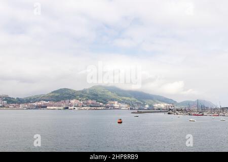 Mündung des Flusses Nervion in Bilbao im Norden Spaniens Stockfoto