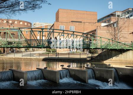 Falls Park on the Reedy ist ein toller Ort in der Innenstadt für ein Wochenende in Greenville, South Carolina mit Wanderwegen, Wasserfällen, Restaurants, Geschäften und Gärten. Stockfoto