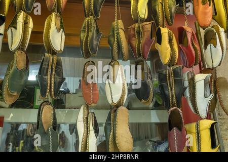 Traditionelle bunte und handgemachte Schuhe in Gaziantep, Türkei. Traditionelle, handgefertigte Lederschuhe der lokale Name ist „Yemeni“ in Gaziantep, Türkei. Stockfoto