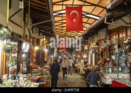 Kupferschmiedemarkt in Gaziantep, Türkei. Der lokale Name des Coppersmith Bazaar ist „Bakircilar Carsisi“ in Gaziantep, Türkei. Stockfoto