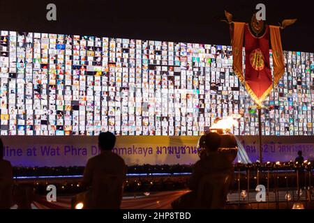 Pathum Thani, Thailand. 16th. Februar 2022. Wat Phra Dhammakaya organisierte die Virtual International Magha Puja Zeremonie, indem er eine Million Laternen als Hommage an den Buddha und die Umgehung von Dhammakaya Cetiya durch die Mönche anzommen hat und die Dhammacakka Chantingfeier. Die Mönche auf der ganzen Welt singen, meditieren und verbreiten liebende Güte an alle für den Weltfrieden und die Sicherheit von COVID-19. (Bild: © Adirach Toumlamoon/Pacific Press via ZUMA Press Wire) Stockfoto