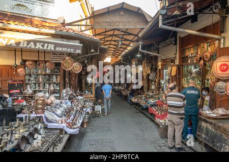 Kupferschmiedemarkt in Gaziantep, Türkei. Der lokale Name des Coppersmith Bazaar ist „Bakircilar Carsisi“ in Gaziantep, Türkei. Stockfoto