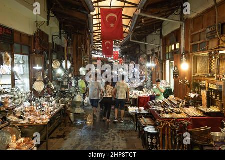 Kupferschmiedemarkt in Gaziantep, Türkei. Der lokale Name des Coppersmith Bazaar ist „Bakircilar Carsisi“ in Gaziantep, Türkei. Stockfoto