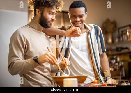 Zwei Jungs kochen gesund zusammen zu Hause Stockfoto