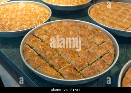 Baklava mit Pistazien in Schale. Baklava ist eine der beliebtesten und traditionellen türkischen Desserts. Stockfoto