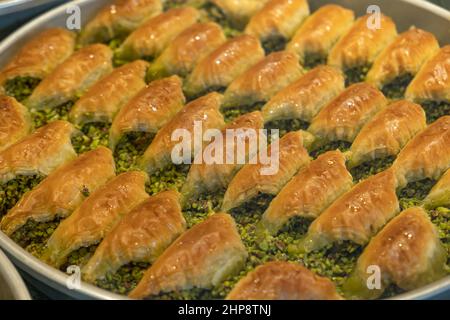 Baklava mit Pistazien in Schale. Baklava ist eine der beliebtesten und traditionellen türkischen Desserts. Stockfoto