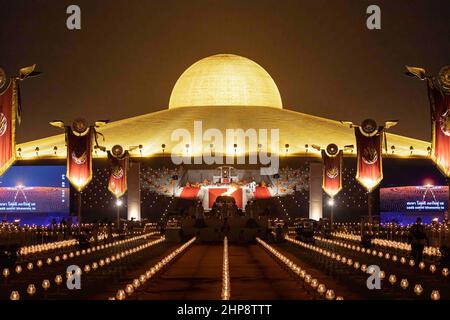 Pathum Thani, Thailand. 16th. Februar 2022. Wat Phra Dhammakaya organisierte die Virtual International Magha Puja Zeremonie, indem er eine Million Laternen als Hommage an den Buddha und die Umgehung von Dhammakaya Cetiya durch die Mönche anzommen hat und die Dhammacakka Chantingfeier. Die Mönche auf der ganzen Welt singen, meditieren und verbreiten liebende Güte an alle für den Weltfrieden und die Sicherheit von COVID-19. (Bild: © Adirach Toumlamoon/Pacific Press via ZUMA Press Wire) Stockfoto