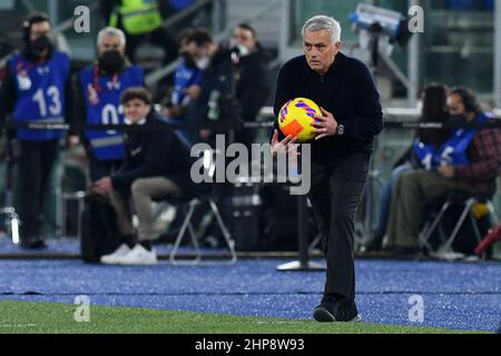 Rome, Italy , 19th February , 2022 im Bild von links nach rechts, Roma-Trainer Jose Mourinho während des Fußballs Serie A Spiel Roma gegen Verona Credit: Massimo Insabato/Alamy Live News Stockfoto