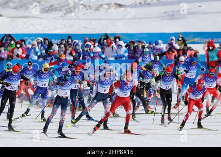 Zhangjiakou, China. 19th. Februar 2022. Massenstart des Herren Langlaufski 50km Freestyle mit dem späteren Sieger ALEXANDER BOLSHUNOV (ROC, #2, rot) während der Olympischen Winterspiele 2022 in Peking im Zhangjiakou Cross-Country Center. (Bild: © David G. McIntyre/ZUMA Press Wire) Stockfoto