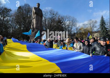 Lviv, Ukraine, 19. februar 2022. Ukrainer nehmen an dem Einheits-Marsch für die Ukraine in der Innenstadt von Lemberg Teil, inmitten der Spannungen an der Ukraine-Russland-Grenze. Stockfoto