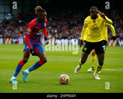 London, Großbritannien. 01st. Februar 2018. LONDON, Großbritannien, 19. FEBRUAR: Wilfried Zaha von L-R Crystal Palace und Antonio Rudiger von Chelsea während der Premier League zwischen Crystal Palace und Chelsea im Selhurst Park Stadium, London am 19th. Februar 2022 Credit: Action Foto Sport/Alamy Live News Stockfoto