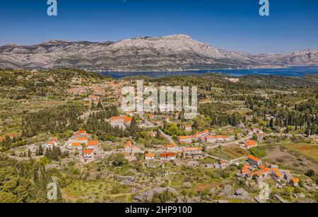 Luftaufnahme des kleinen Dorfes Zrnovo auf der Insel Korcula in Kroatien Stockfoto