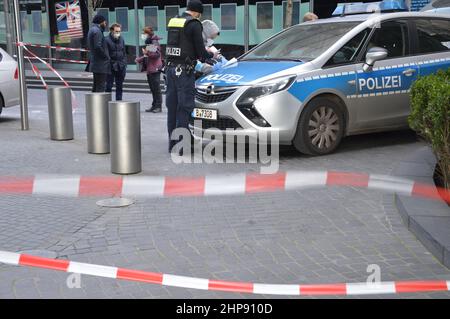 Die Polizei schloss einen Teil des Sony Centers am Potsdamer Platz in Berlin, Deutschland, nachdem am 19. Februar 2022 ein toter Bauarbeiter mit Stichverletzungen gefunden wurde. Stockfoto