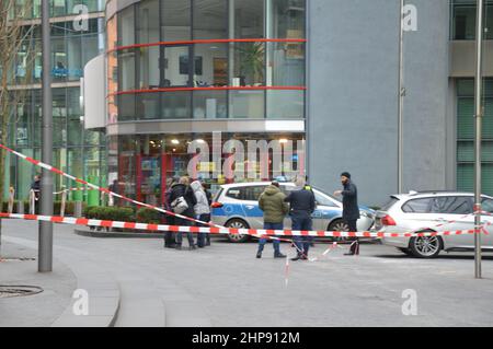 Die Polizei schloss einen Teil des Sony Centers am Potsdamer Platz in Berlin, Deutschland, nachdem am 19. Februar 2022 ein toter Bauarbeiter mit Stichverletzungen gefunden wurde. Stockfoto