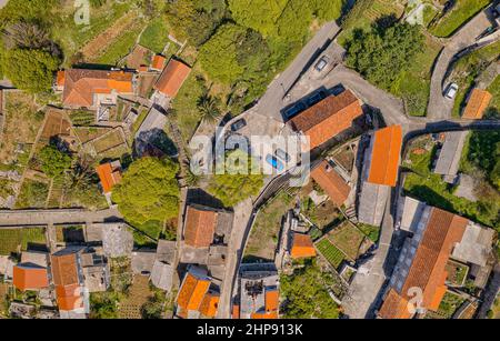 Luftaufnahme des kleinen Dorfes Zrnovo auf der Insel Korcula in Kroatien Stockfoto