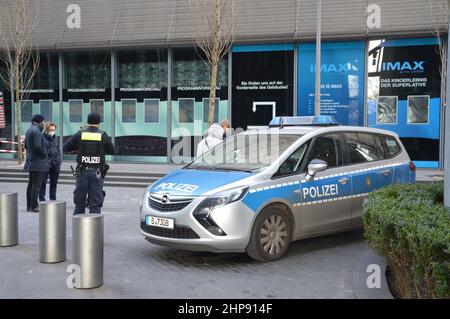 Die Polizei schloss einen Teil des Sony Centers am Potsdamer Platz in Berlin, Deutschland, nachdem am 19. Februar 2022 ein toter Bauarbeiter mit Stichverletzungen gefunden wurde. Stockfoto