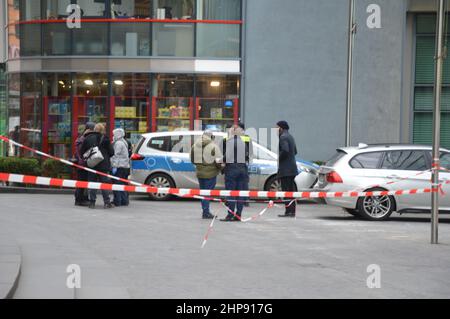 Die Polizei schloss einen Teil des Sony Centers am Potsdamer Platz in Berlin, Deutschland, nachdem am 19. Februar 2022 ein toter Bauarbeiter mit Stichverletzungen gefunden wurde. Stockfoto