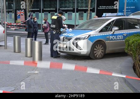 Die Polizei schloss einen Teil des Sony Centers am Potsdamer Platz in Berlin, Deutschland, nachdem am 19. Februar 2022 ein toter Bauarbeiter mit Stichverletzungen gefunden wurde. Stockfoto