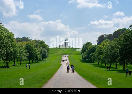 Der lange Weg, Eine von Bäumen gesäumte Allee, führt zur Kupferpferd-Statue von König George III. Auf dem Snow Hill in Windsor, Berkshire, England. Stockfoto