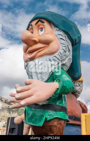 Gaeta, Latium, Italien, Februar 2018: Der schlafende Zwerg aus Prinzessin Schneewittchen und sieben Zwergen Geschichte. Allegorische Festwagen während der Karnevalsparade entlang der Gaeta-Straße Stockfoto