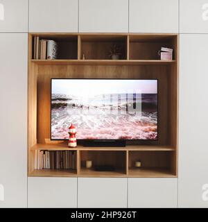 Szenischer Blick auf TV-Bildschirm im Wohnzimmer Interieur. Moderne gemütliche Inneneinrichtung in minimalem Stil Stockfoto