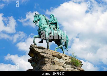 Das Copper Horse, eine Reiterstatue von George III. Aus dem Jahr 1831, die auf einem Steinsockel auf dem Snow Hill am Ende des langen Spaziergangs in Windsor, Berkshire, steht. Stockfoto