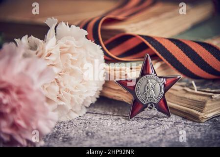 Victory Day Mai 9 Feiertagshintergrund Komposition, sowjetische Ordnung mit russischem Text ins Englische übersetzt als Proletarier aller Länder vereinen die USA Stockfoto