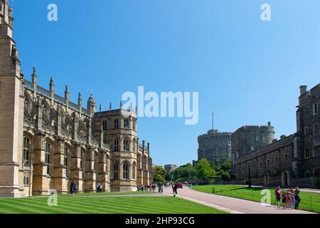 St. Georges Chapel und der Round Tower im unteren Teil des Windsor Castle, einer königlichen Residenz in Windsor, Berkshire, Großbritannien. Stockfoto