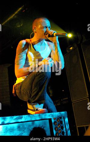 Mailand Italien 2002-02-23 :Live-Konzert der amerikanischen Band Linkin Park im Nachtclub Alcatraz, der Sänger Chester Bennington während des Konzerts Stockfoto