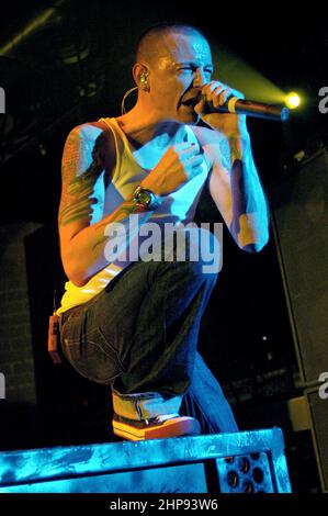 Mailand Italien 2002-02-23 :Live-Konzert der amerikanischen Band Linkin Park im Nachtclub Alcatraz, der Sänger Chester Bennington während des Konzerts Stockfoto