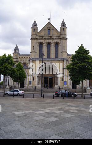 Belfast, Nordirland (UK): Fassade der St. Anne's Cathedral auf dem Donegall Square Stockfoto